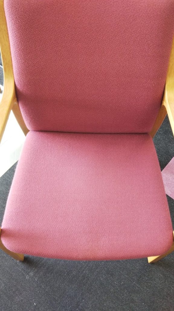 椅子を洗浄した後